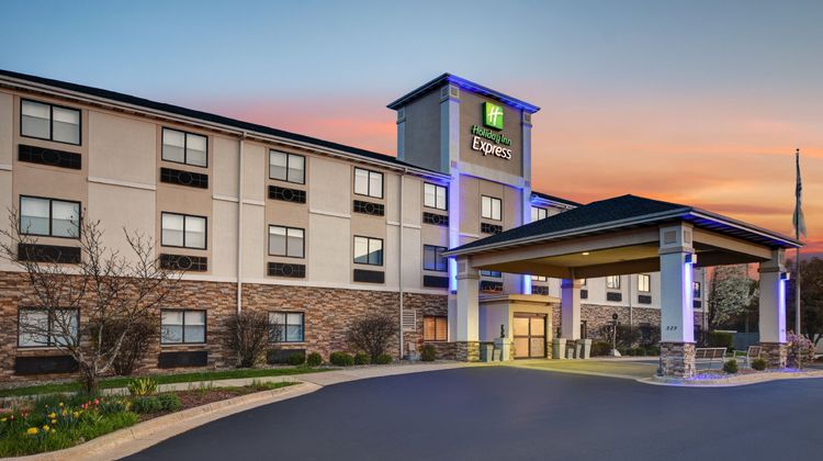 Holiday Inn Express Marshall Exterior