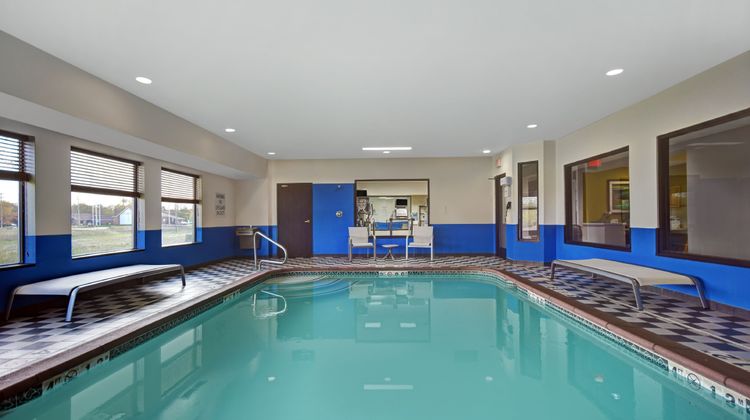 Holiday Inn Express Marshall Pool