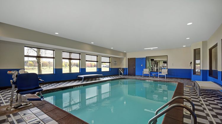 Holiday Inn Express Marshall Pool
