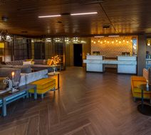 Silver Cloud Inn Lobby
