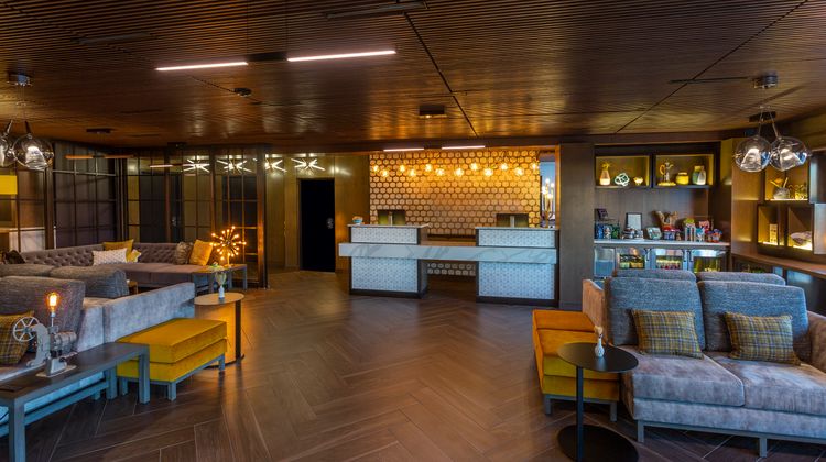Silver Cloud Inn Lobby