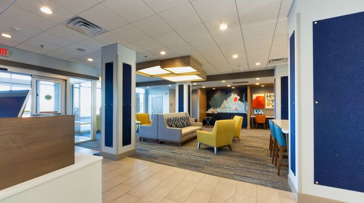 Holiday Inn Express & Suites-Univ Area Lobby
