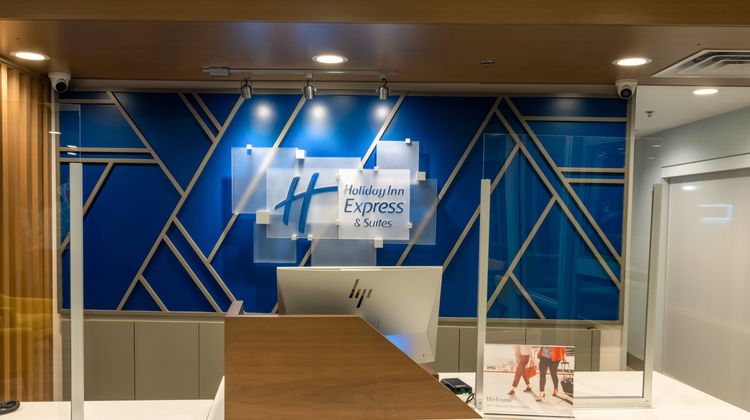 Holiday Inn Express & Suites-Univ Area Lobby