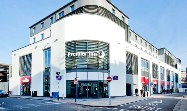 Premier Inn Cheltenham Town Centre Exterior