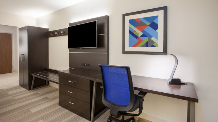 Holiday Inn Express & Suites Dearborn Room