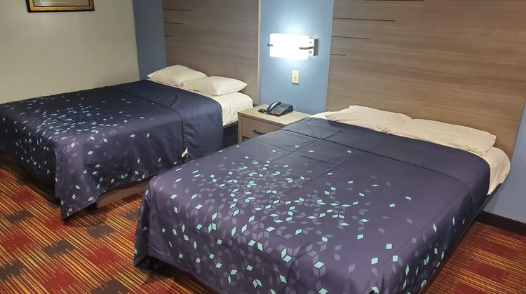 Scottish Inns & Suites Room