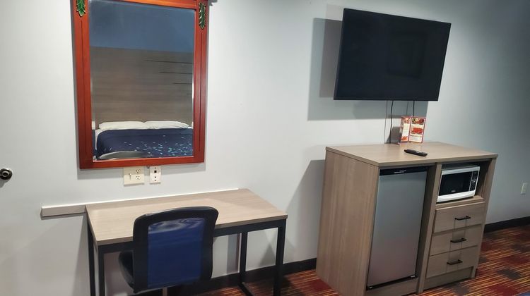 Scottish Inns & Suites Room
