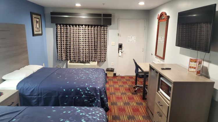 Scottish Inns & Suites Room