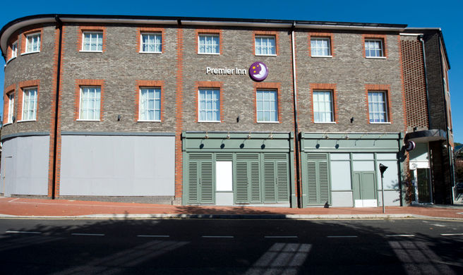 Premier Inn Lewes Town Centre Exterior