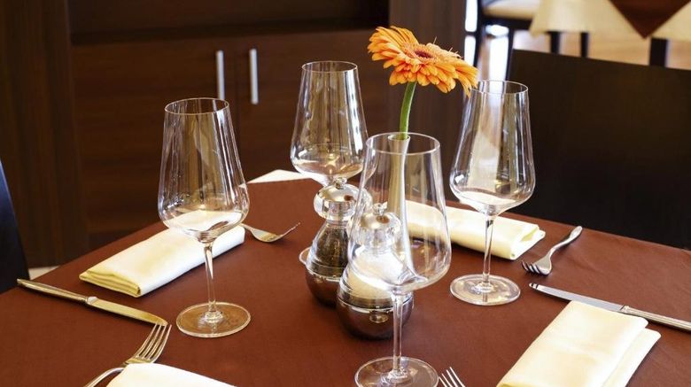 <b>Corniche Hotel Kuwait Restaurant</b>. Images powered by <a href="https://www.leonardoworldwide.com/" title="Leonardo Worldwide" target="_blank">Leonardo</a>.