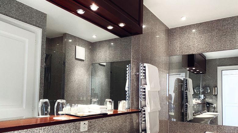 <b>Hotel des Trois Couronnes Room</b>. Images powered by <a href="https://www.leonardoworldwide.com/" title="Leonardo Worldwide" target="_blank">Leonardo</a>.