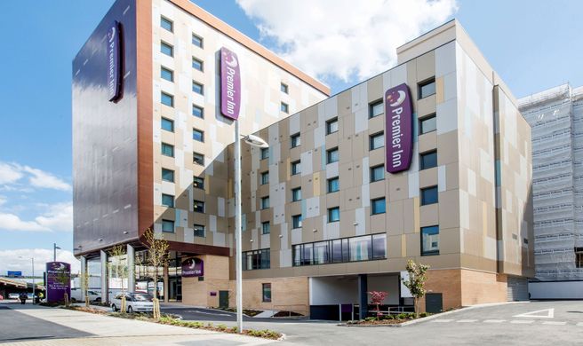 Premier Inn London Brentford Exterior