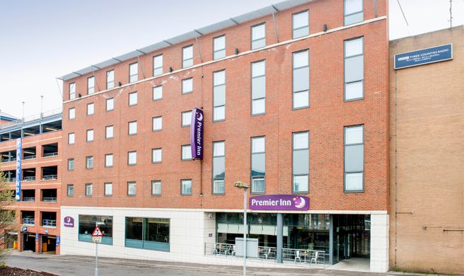 Premier Inn Luton Town Centre Exterior
