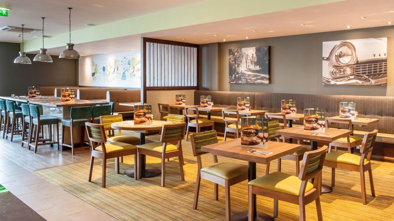 <b>Premier Inn Luton Town Centre Lobby</b>. Images powered by <a href="https://www.leonardoworldwide.com/" title="Leonardo Worldwide" target="_blank">Leonardo</a>.