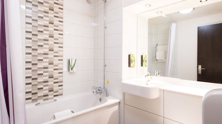 <b>Premier Inn Maidenhead Town Centre Room</b>. Images powered by <a href="https://www.leonardoworldwide.com/" title="Leonardo Worldwide" target="_blank">Leonardo</a>.