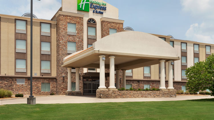 Holiday Inn Express Hotel & Suites Exterior