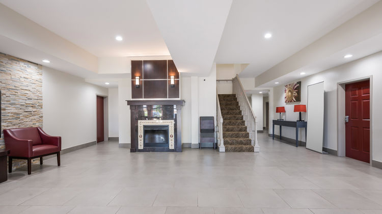 Red Roof PLUS & Suites Bessemer Lobby