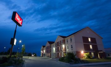 Red Roof Inn & Suites Dickinson