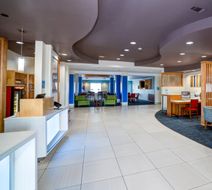 Holiday Inn Express  & Suites Winona Lobby