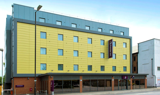 Premier Inn Newbury Town Centre Exterior
