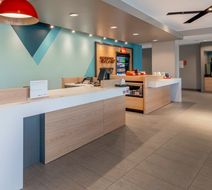 avid hotel Milwaukee West-Waukesha Lobby