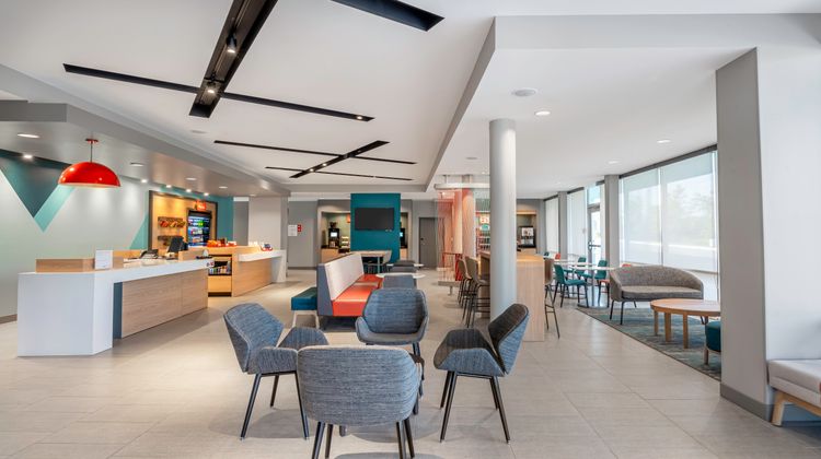 avid hotel Milwaukee West-Waukesha Lobby