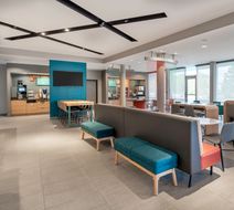 avid hotel Milwaukee West-Waukesha Lobby