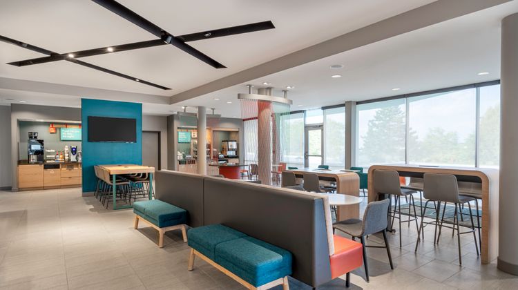 avid hotel Milwaukee West-Waukesha Lobby