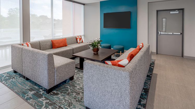 avid hotel Milwaukee West-Waukesha Lobby