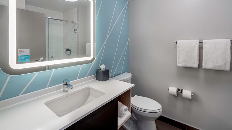 avid hotel Milwaukee West-Waukesha Room