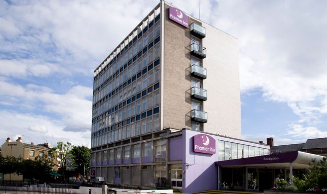 Premier Inn London Putney Bridge Exterior