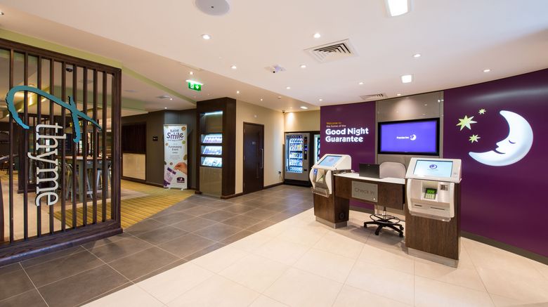 <b>Premier Inn Portsmouth City Centre hotel Lobby</b>. Images powered by <a href="https://www.leonardoworldwide.com/" title="Leonardo Worldwide" target="_blank">Leonardo</a>.