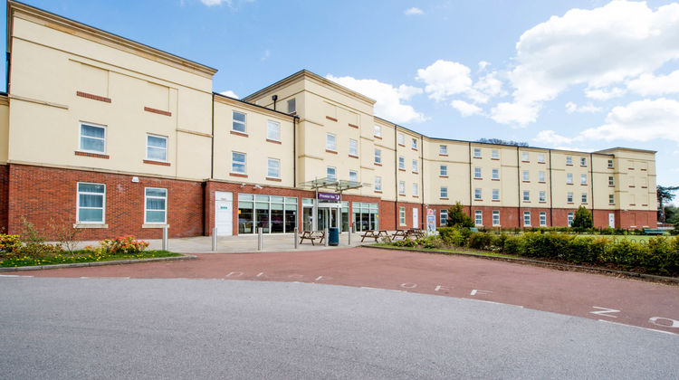 Premier Inn Stoke-Trentham Garden Exterior