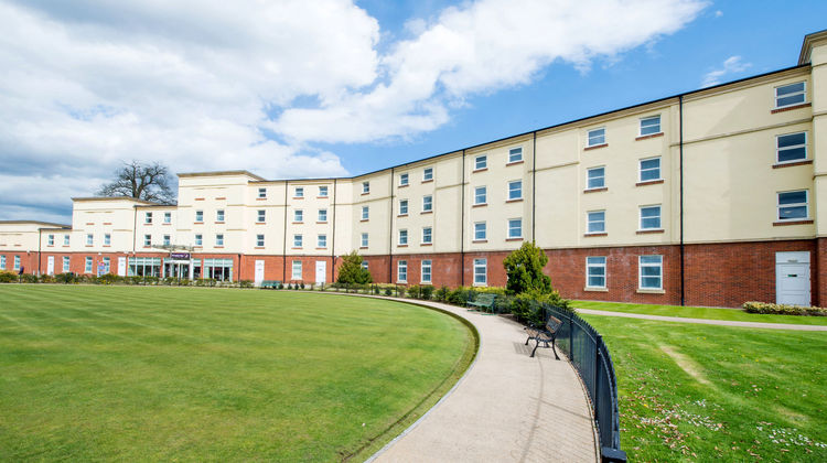 Premier Inn Stoke-Trentham Garden Exterior