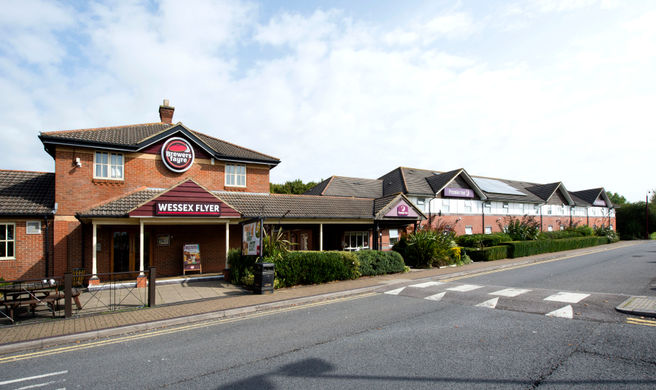 Premier Inn Bristol South Exterior