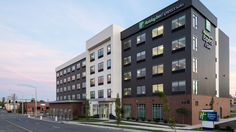 Holiday Inn Express & Suites Downtown Exterior
