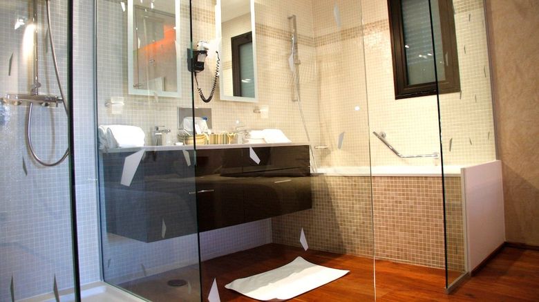 <b>Hotel L'Hotan Room</b>. Images powered by <a href="https://www.leonardoworldwide.com/" title="Leonardo Worldwide" target="_blank">Leonardo</a>.