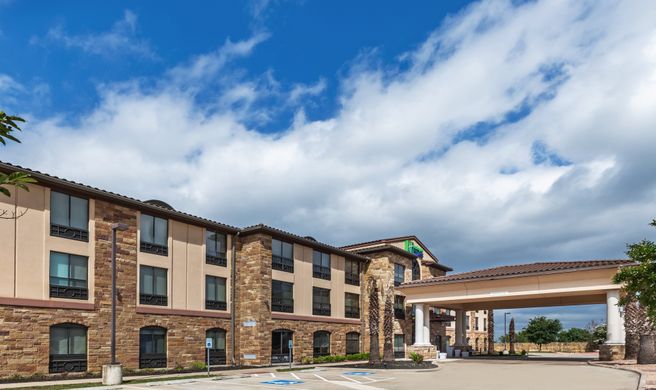 Holiday Inn Express Suites Lakeway Exterior