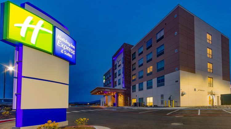 Holiday Inn Express & Suites-Univ Area Exterior