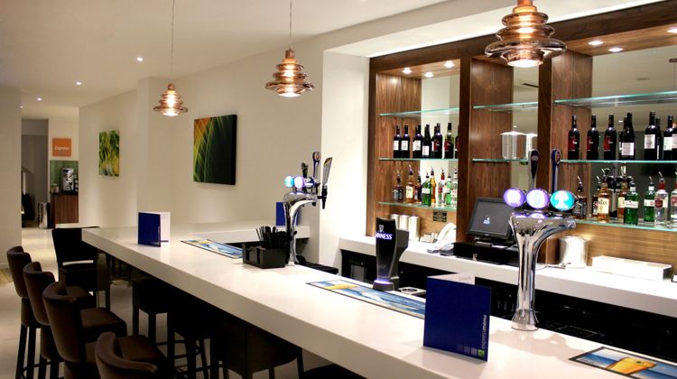 Holiday Inn Express Wakefield Lobby