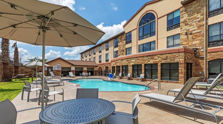 Holiday Inn Express Suites Lakeway Pool