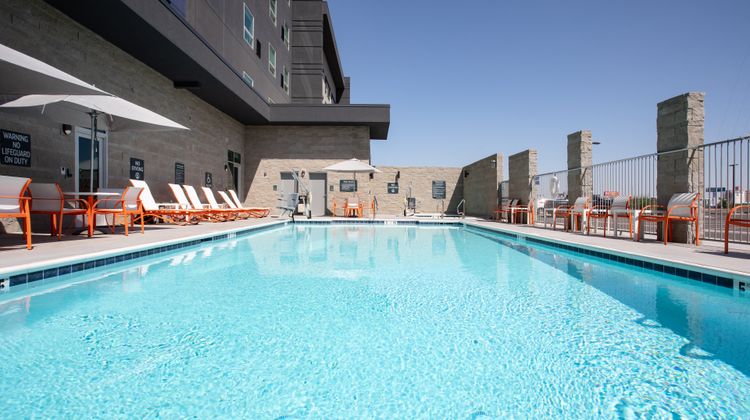 Holiday Inn Glendale-Stadium & Ent Dist Pool