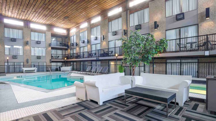 Sandman Hotel Kelowna Pool