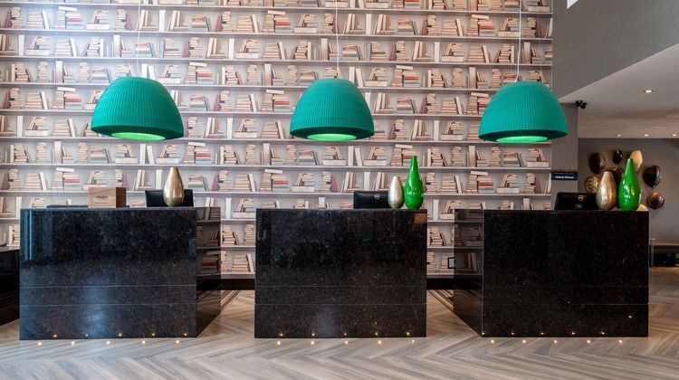 Sandman Hotel Oakville Lobby