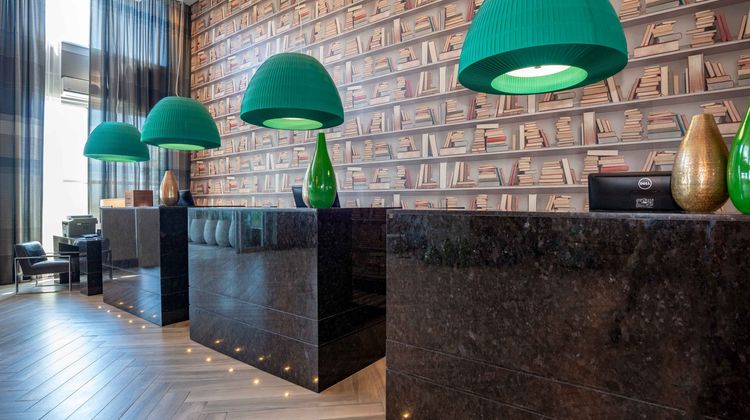 Sandman Hotel Oakville Lobby