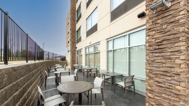 Holiday Inn Express & Suites-Univ Area Exterior