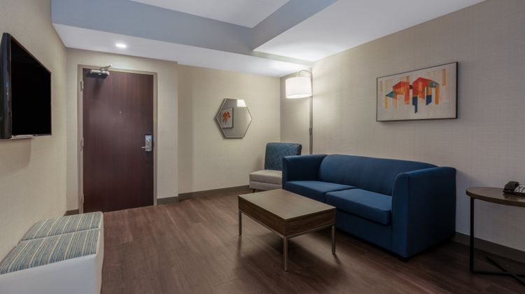 Holiday Inn Express Hotel & Suites Suite
