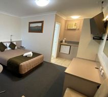 Sapphire City Motor Inn Room