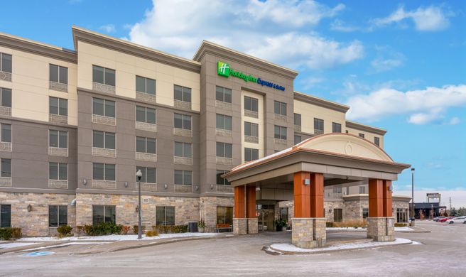 Holiday Inn Express Hotel & Suites Exterior