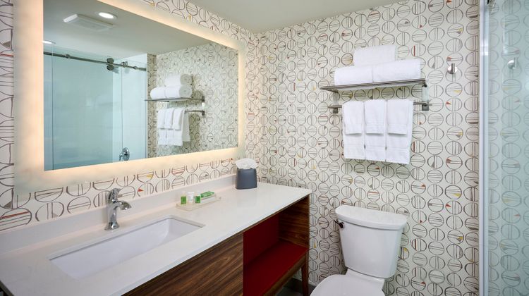 Holiday Inn & Suites Oakville @ Bronte Room